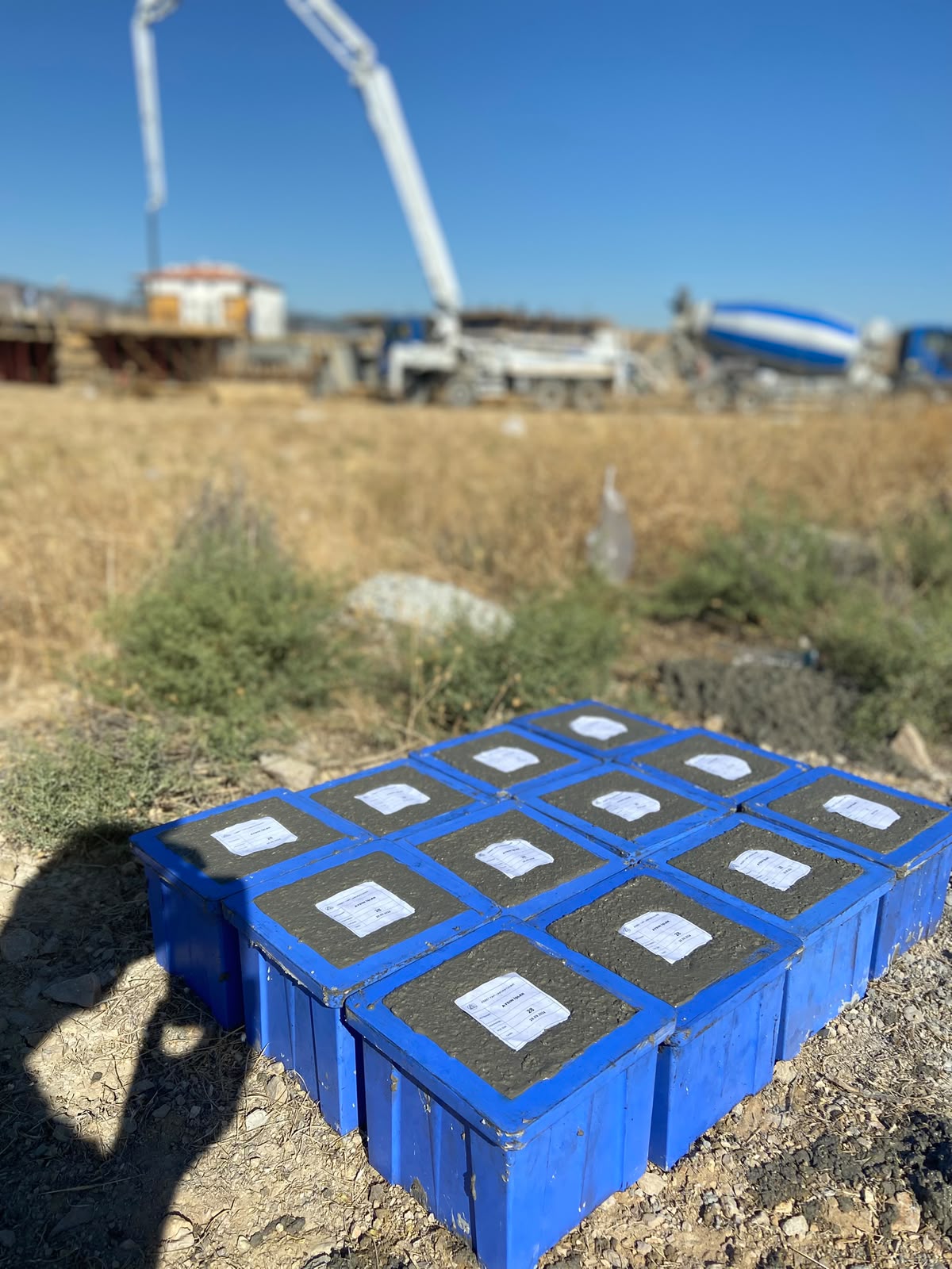 Şantiyede hazırlanan beton deney numuneleri