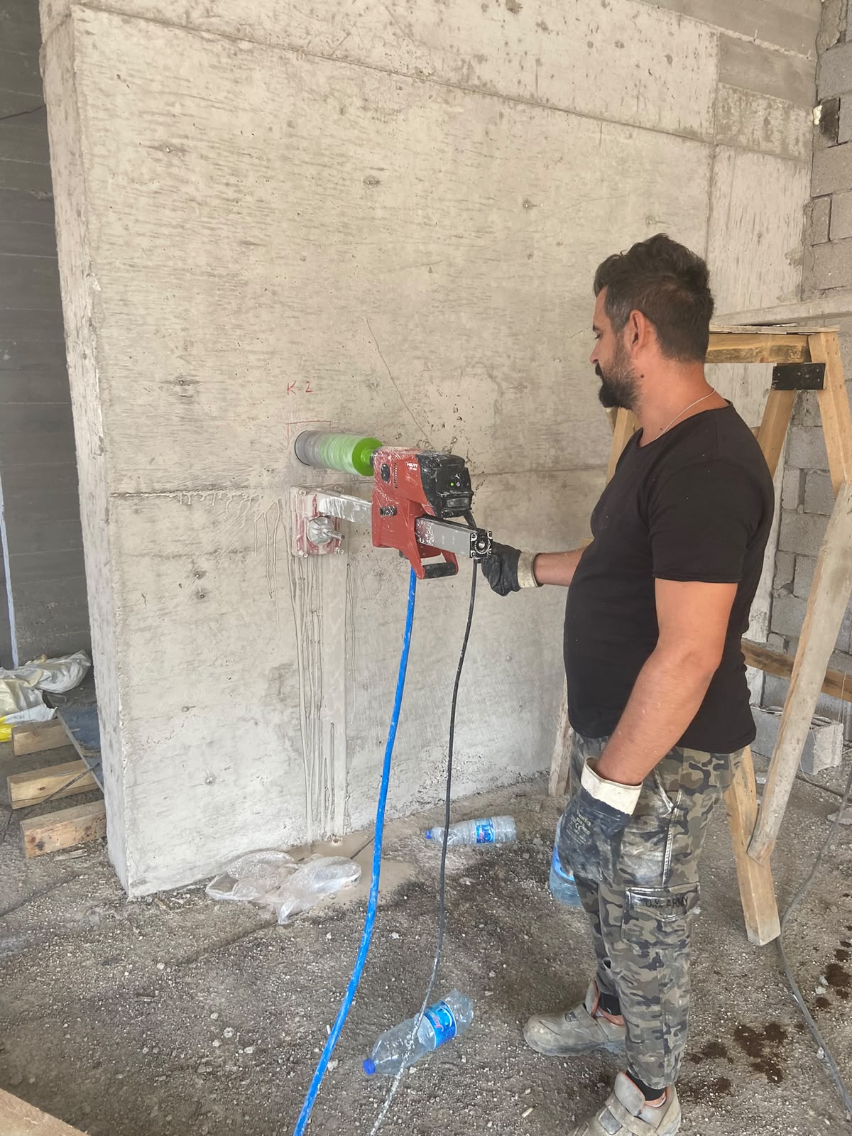 Betonarme duvardan karot numunesi alınması