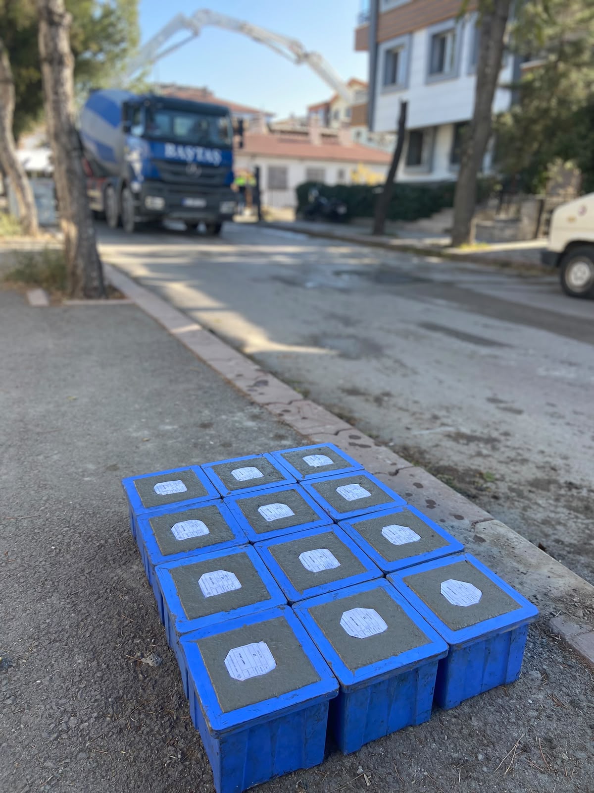 Şantiyede beton numuneleri