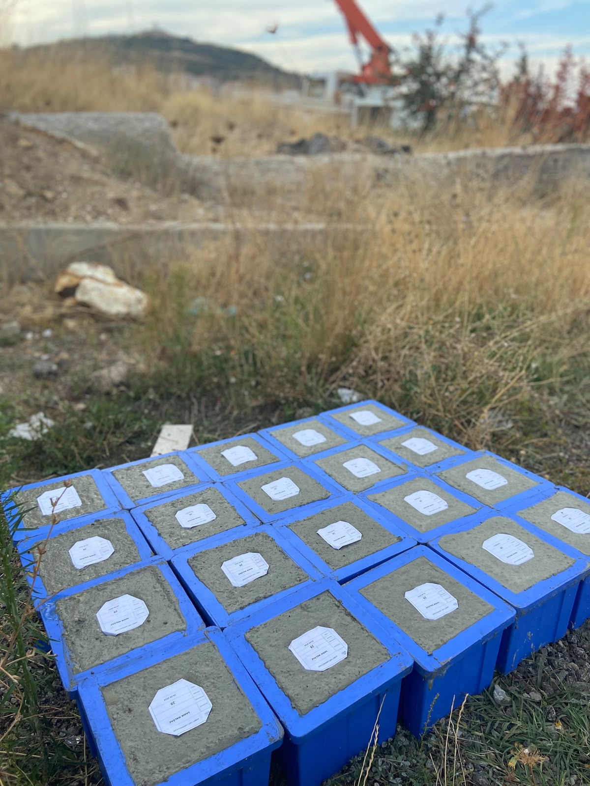 Etiketli beton numuneleri
